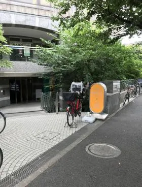 幸作ビルの外観