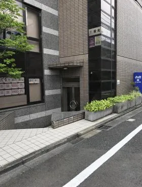 幸作ビルの外観
