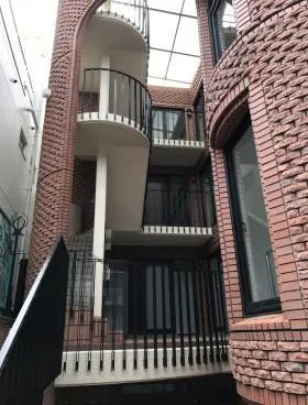 タガミ神宮前ビルの外観