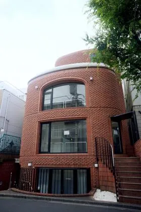 タガミ神宮前ビルの外観