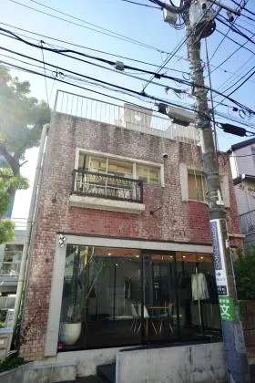 ラグラックスビルの外観