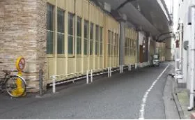 京急平和島高架下事務所ビルの外観
