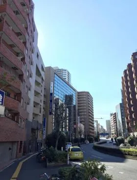 川辺新宿御苑前(旧日本生命新宿御苑前)ビルの外観