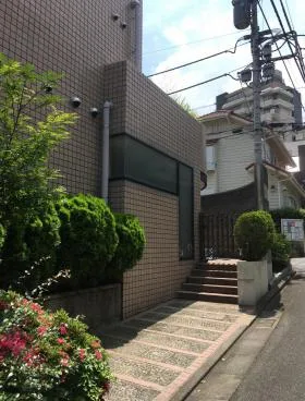 長山記念クリニックビルの外観