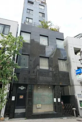 響ビルの外観