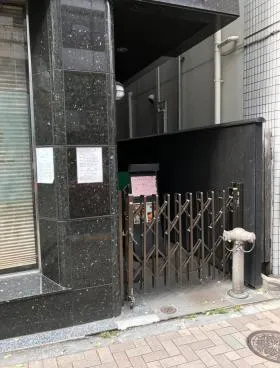 響ビルの外観