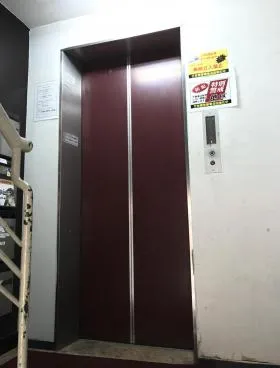 チチブ電機ビルの外観