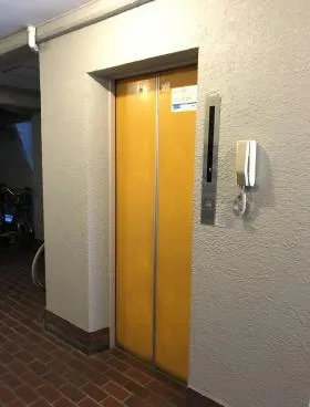 坂上マンションビルの外観
