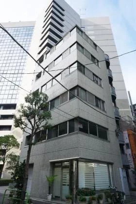 千信ビルの外観