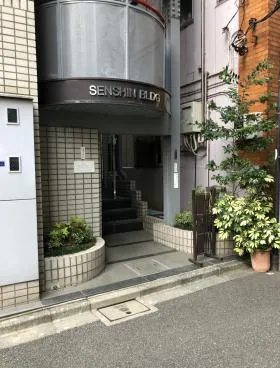 千信ビルの外観