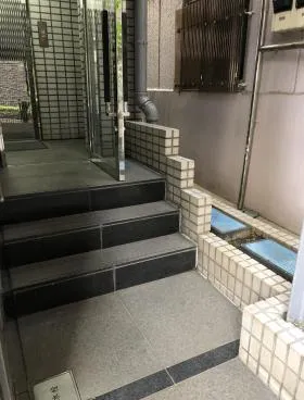 千信ビルの外観