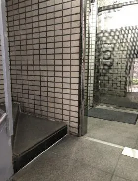 千信ビルの外観