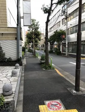 千信ビルの外観