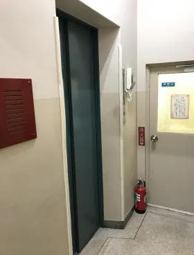 かがみビルの外観