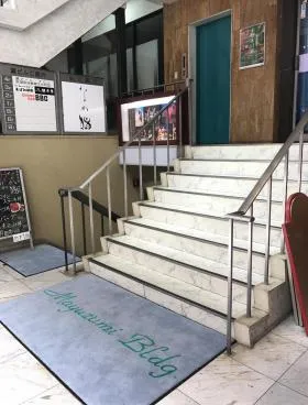 黛ビルの外観