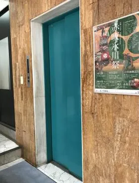 黛ビルの外観