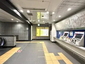 出入口1を目指す