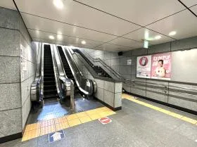 エスカレーターもしくは階段を上がる