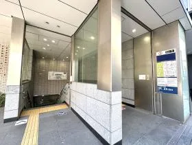 出入口1と直結している（右に当ビルのエントランス）