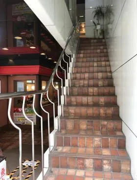 ヤブタビルの外観