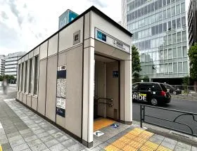 出入口4から地上に出る