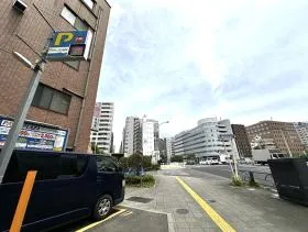 出入口の隣にある駐車場を通過し左に曲がる