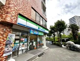 ファミリーマートを通過し、直進すれば当ビル着