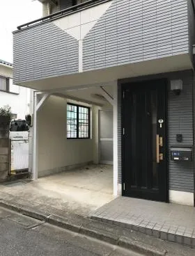 上原佐藤邸ビルの外観