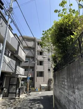 上原佐藤邸ビルの外観