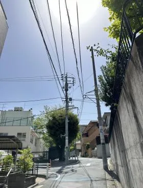上原佐藤邸ビルの外観