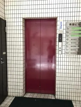 青朋ビルの外観