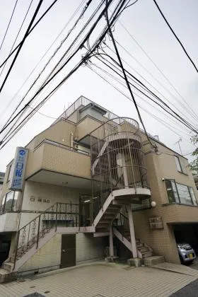 日報ビルの外観