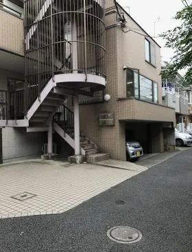 日報ビルの外観