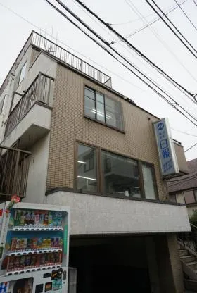 日報ビルの外観
