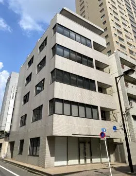 芝前川ビルの外観