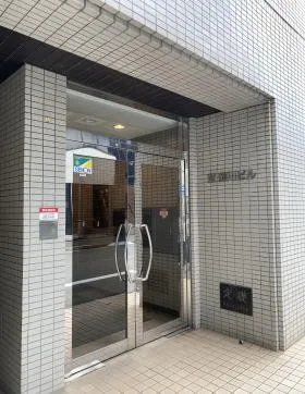 芝前川ビルの外観