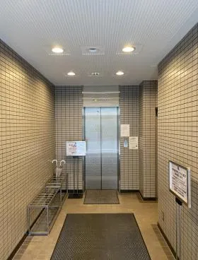 芝前川ビルの外観