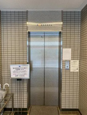 芝前川ビルの外観