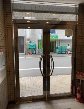 芝前川ビルの外観