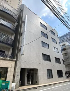 芝前川ビルの外観