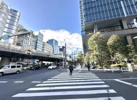 玉川通り沿いの横断歩道を渡れば当ビル着