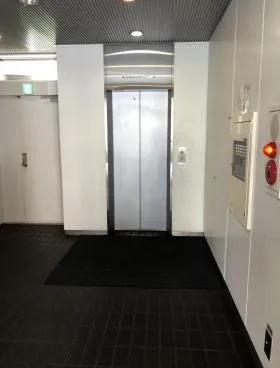 角張ビルの外観