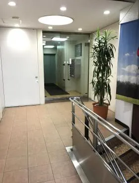 俱会ビルの外観