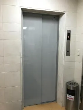 俱会ビルの外観