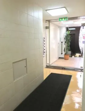 俱会ビルの外観