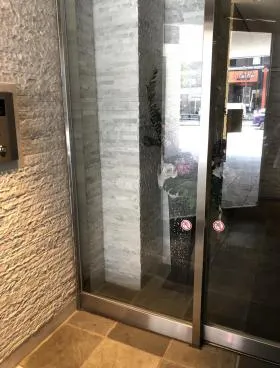 シャルール新宿の外観