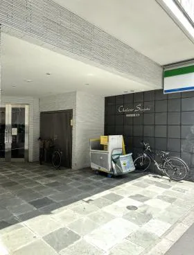 シャルール新宿の外観