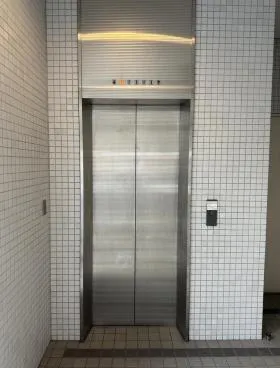 岡常小舟町ビルの外観