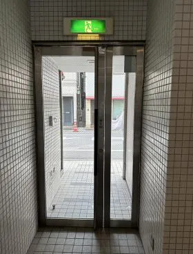 岡常小舟町ビルの外観