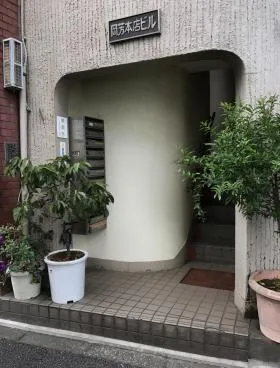 岡芳本店ビルの外観